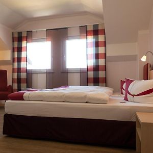 Zimmer mit Kingsize-Bett im Nebengebäude